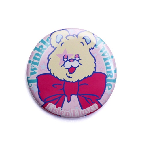 Ribbon Bear Can Badge (5.7cm) / LISTEN FLAVOR